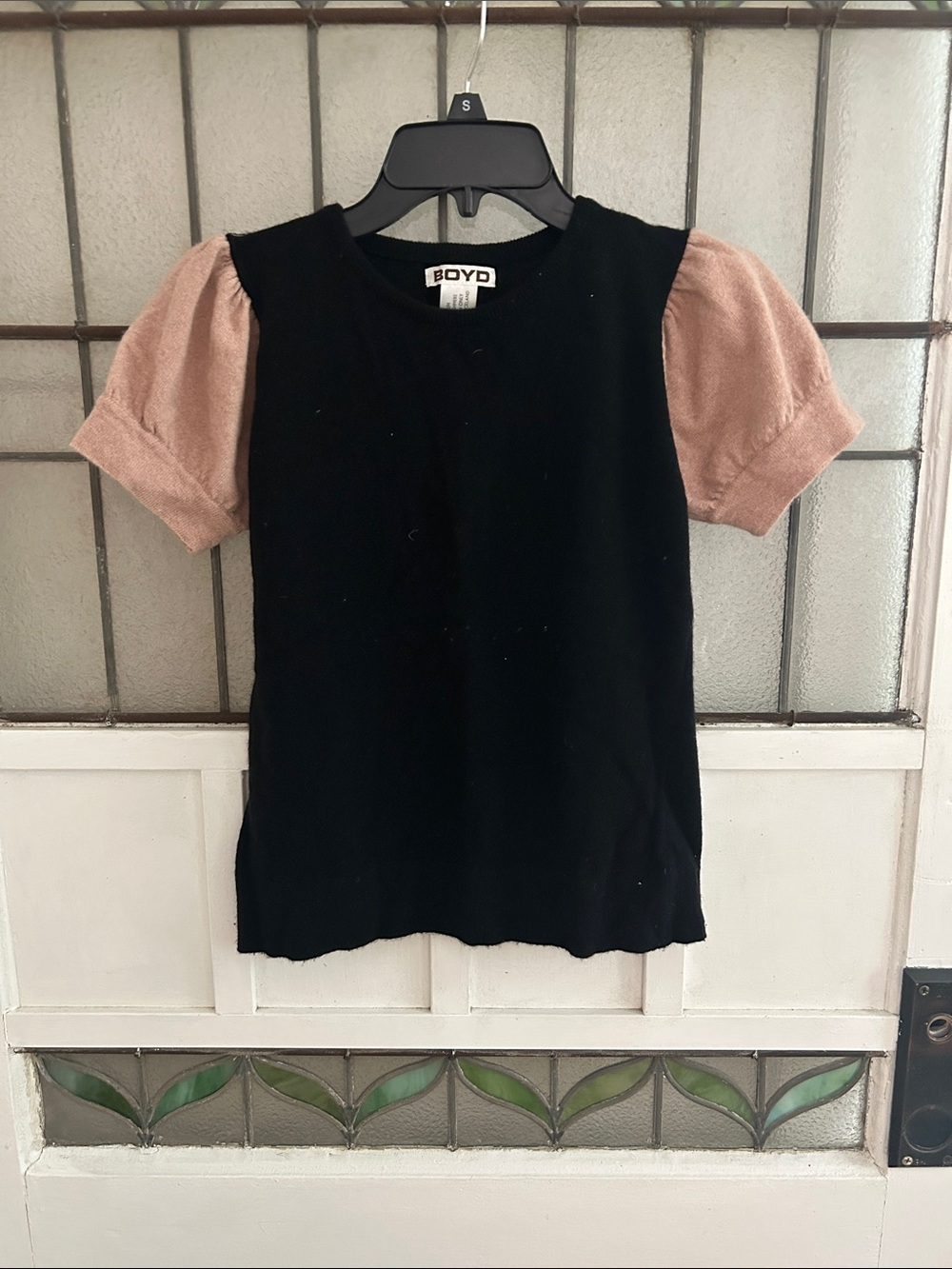 100% cashmere women’s  Black Top with beige puff sleeves